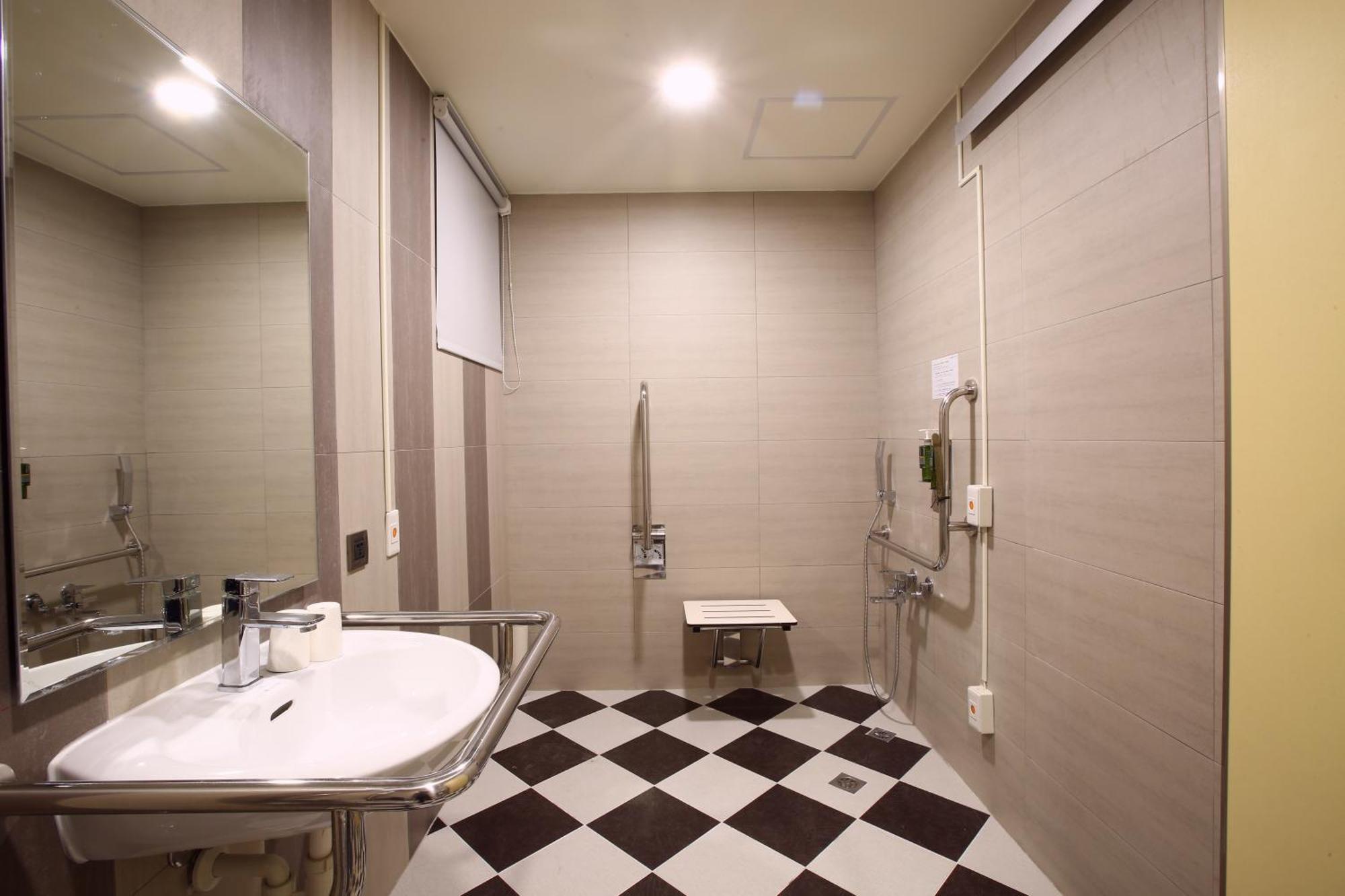 Hotel A Тайнан Стая снимка